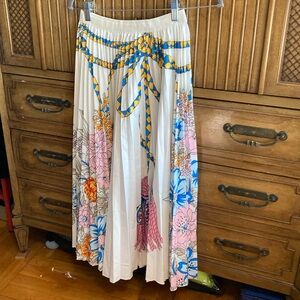 AIMIER Floral Print Pleated Skirt - White and Pink